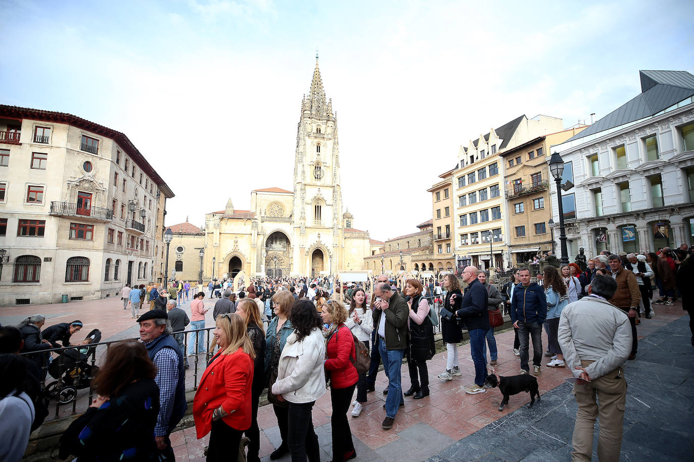 Euro-Toques desborda la plaza de La Catedral con un millar de personas