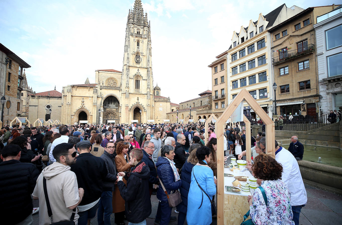 Euro-Toques desborda la plaza de La Catedral con un millar de personas