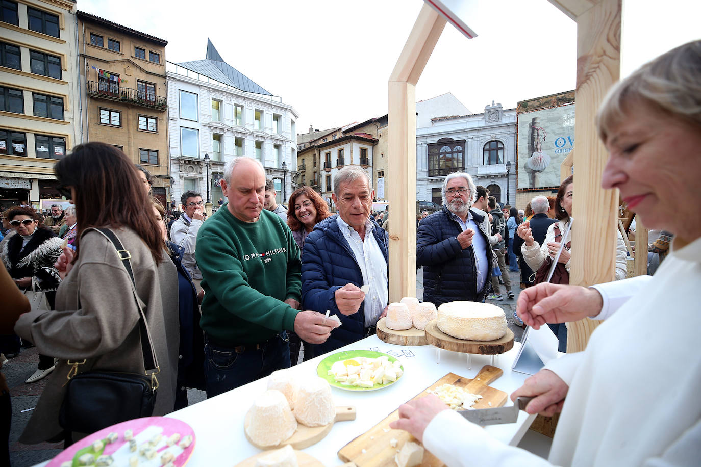 Euro-Toques desborda la plaza de La Catedral con un millar de personas