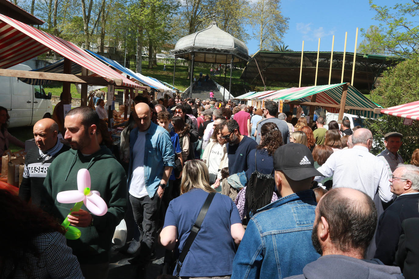 El buen tiempo anima la Primera Flor de Grado