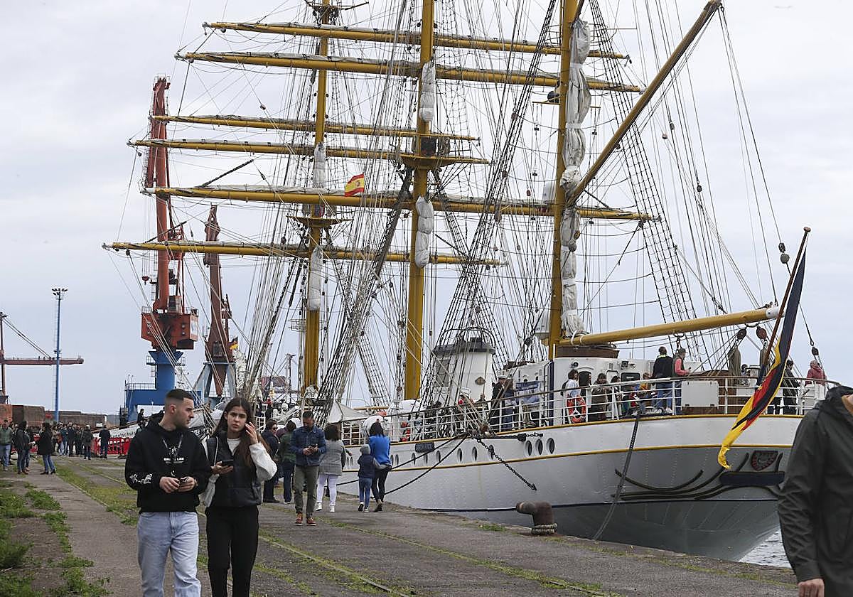 Ciudadanos de todas las edades aprovecharon la jornada dominical para visitar el buque.