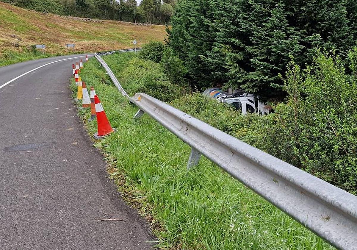 Estado en el que quedó el camión tras volcar en Villaviciosa