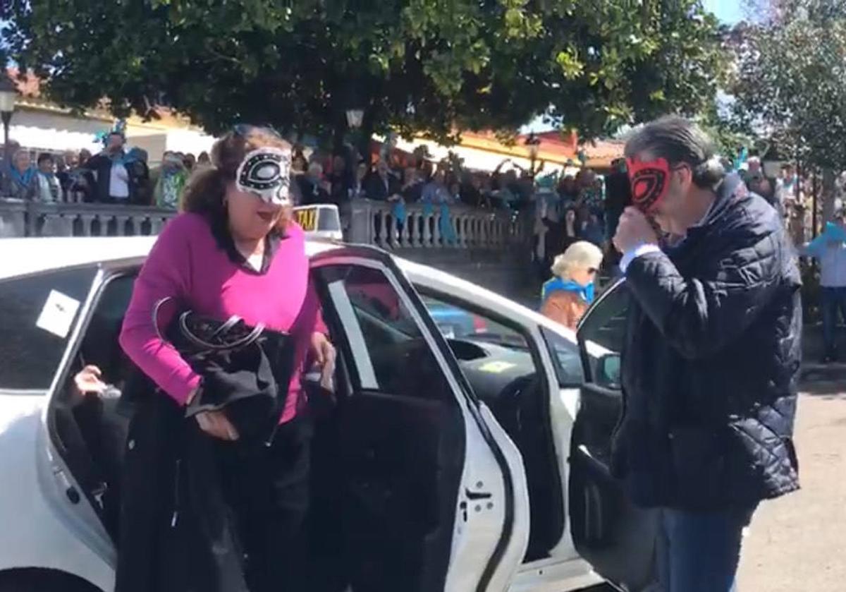 José Moirón y Maite Sanz, con antifaces, a su llegada a la fiesta sorpresa.