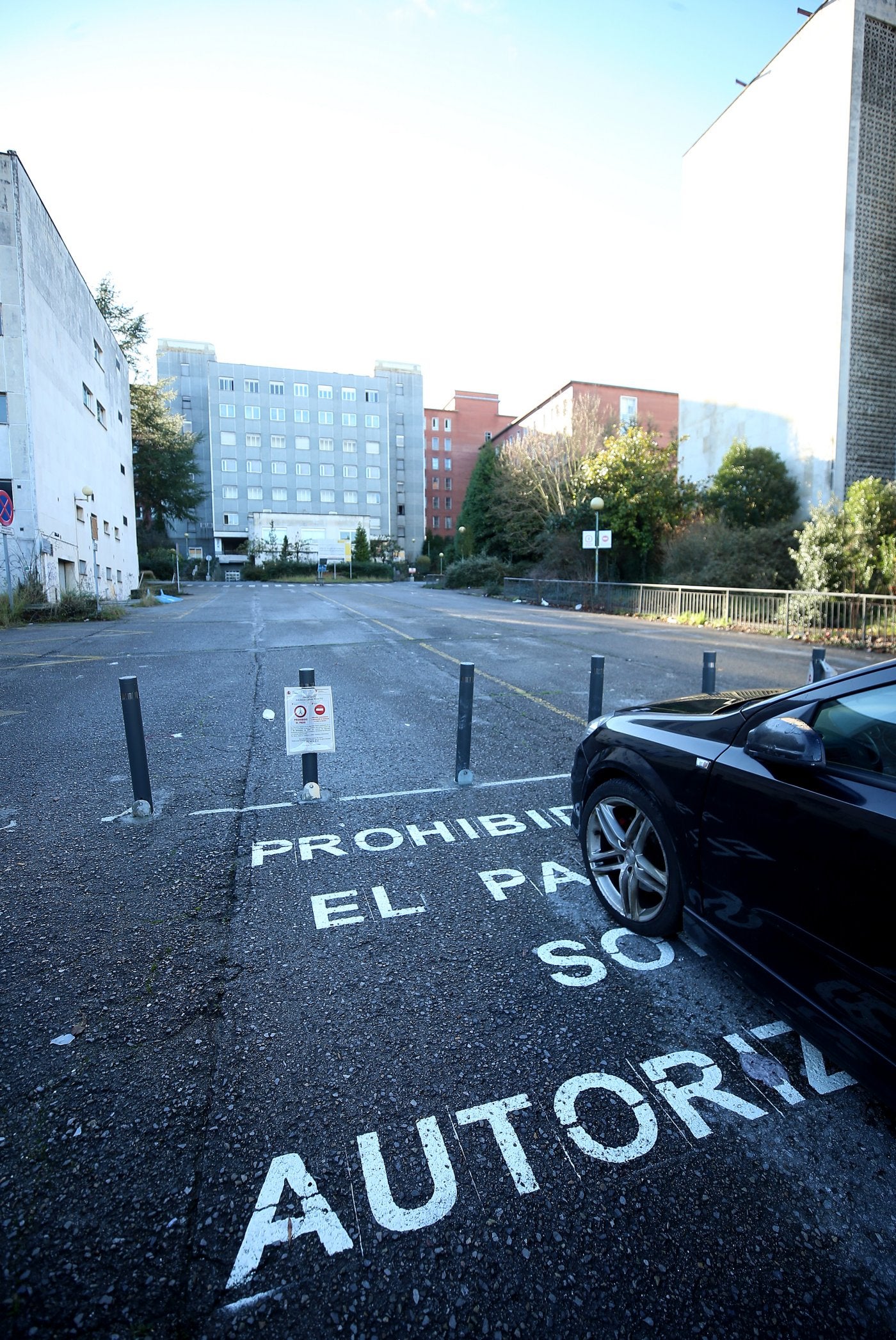 La entrada al antiguo Hospital Universitario Central de Asturias en El Cristo, con unos pivotes y señalización para prohibir el paso.