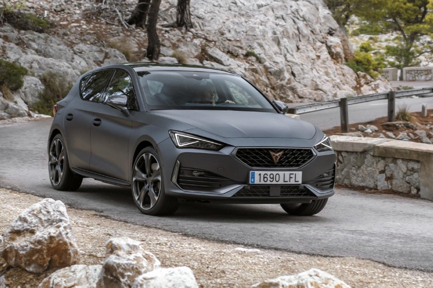 El CUPRA León es un deportivo disponible con dos carrocería: la berlina de cinco puertas y la Sport Tourer.