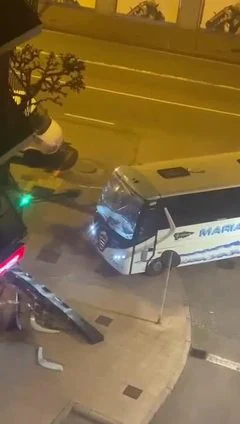 Roba un autobús en Gijón y lo empotra contra una tienda en Avilés donde robó una bicicleta