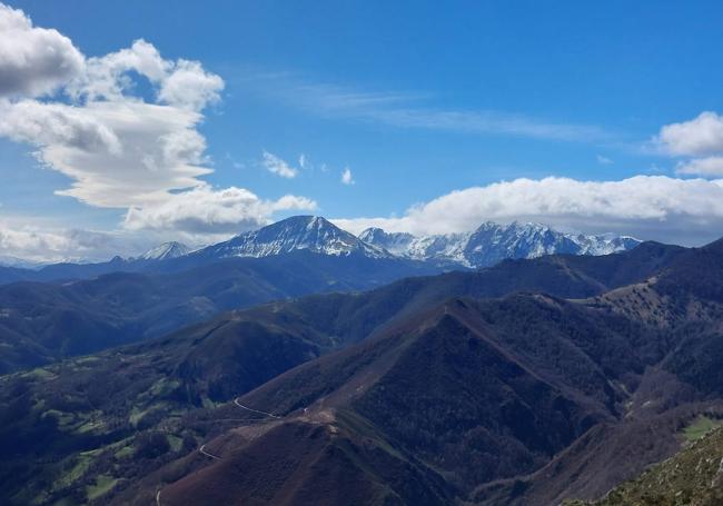 Mirando el macizo de Ubiña desde los altos del pico Mayor