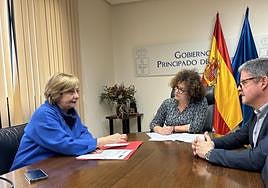 La alcaldesa, Mariví Monteserín, la consejera de Derechos Sociales, Marta del Arco, y el director general de Promoción de la Autonomía Personal y Mayores, Enrique Rodríguez.