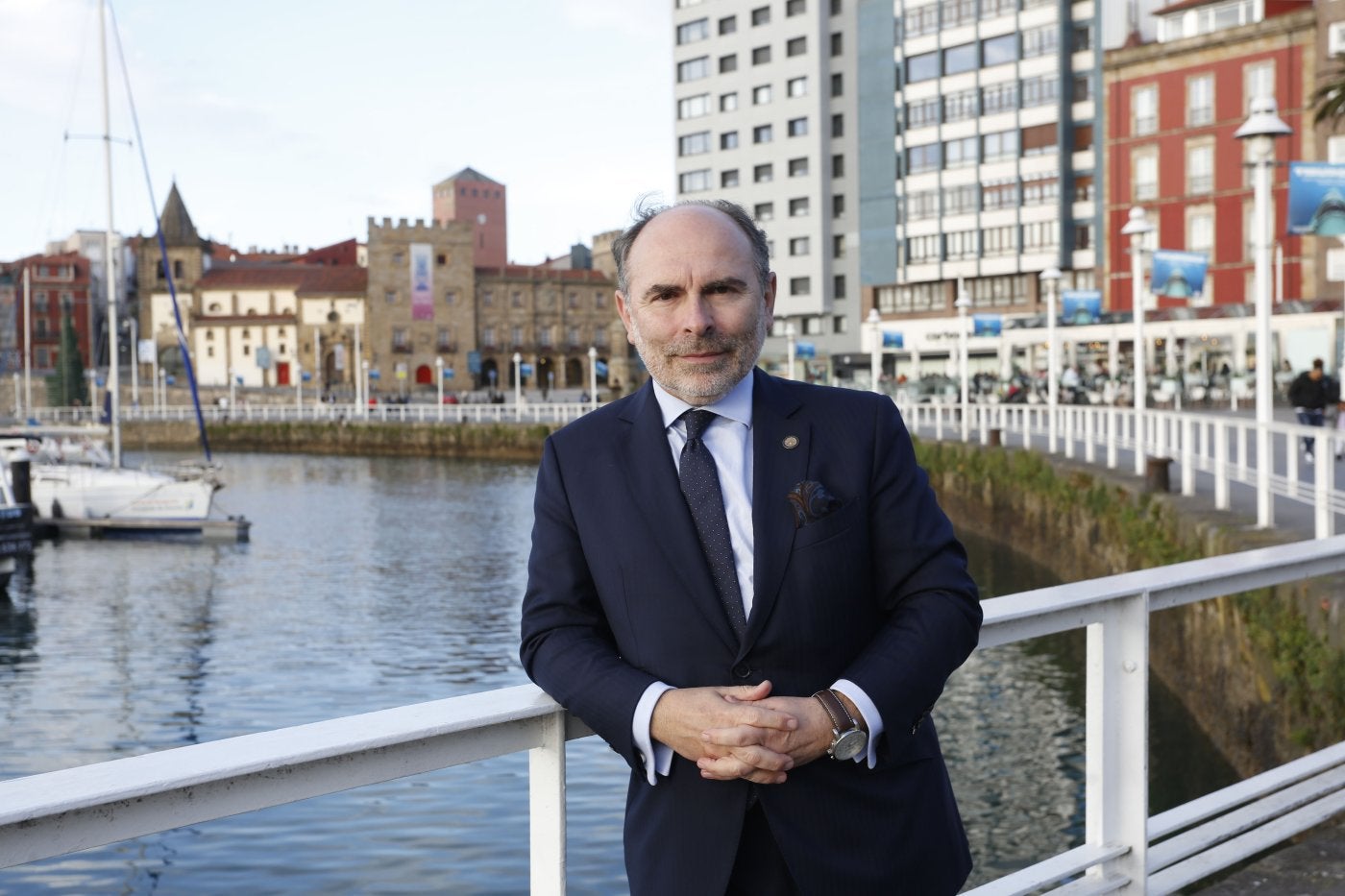 Ignacio Villaverde, en el puerto deportivo de Gijón, a unos metros de la sede de EL COMERCIO, en el edificio Spaces.