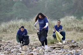 Los becarios de EdP recogen 145 kilos de basura en la playa gozoniega de Xagó