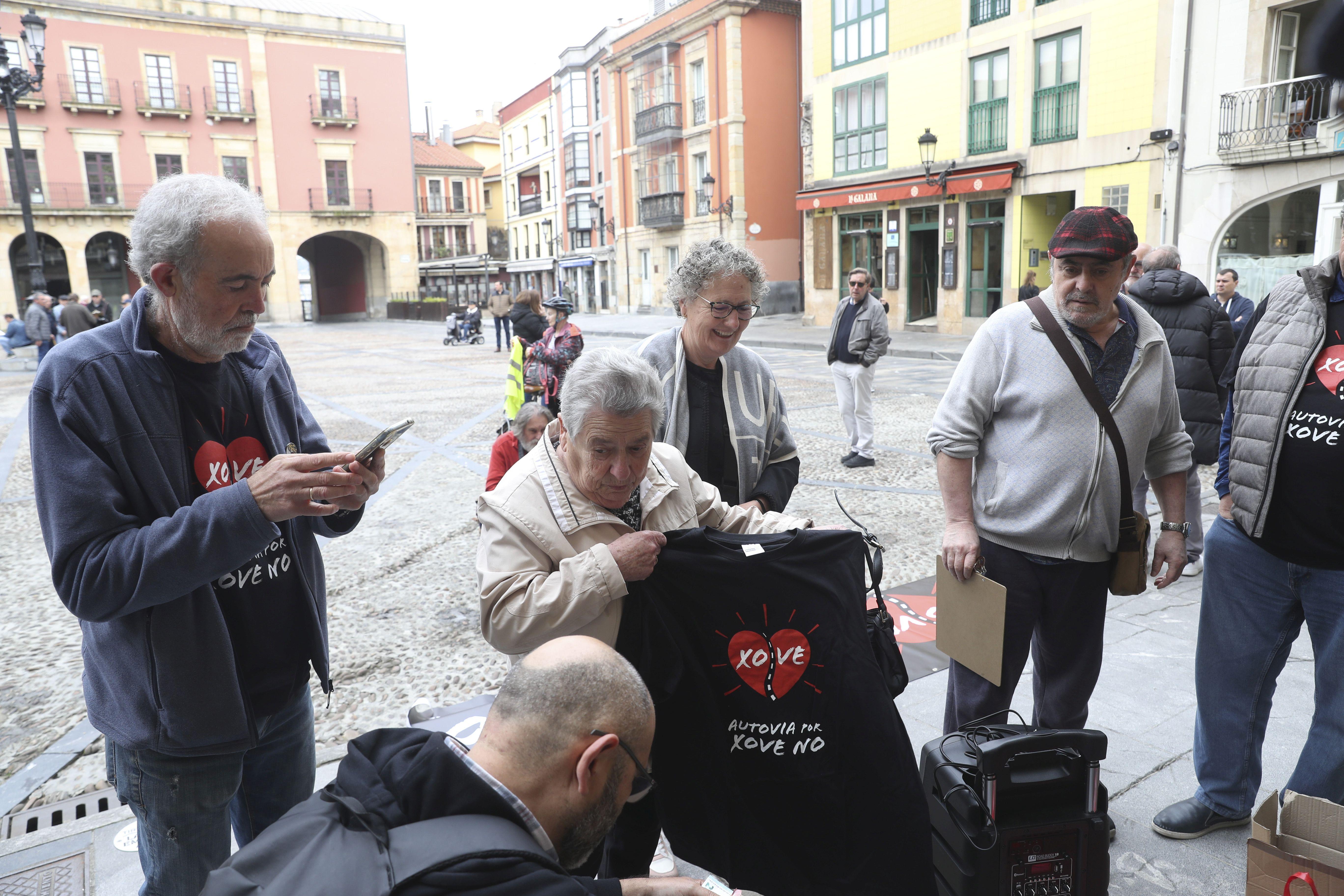 La concentración vecinal frente al Ayuntamiento de Gijón contra el vial de Jove en superficie