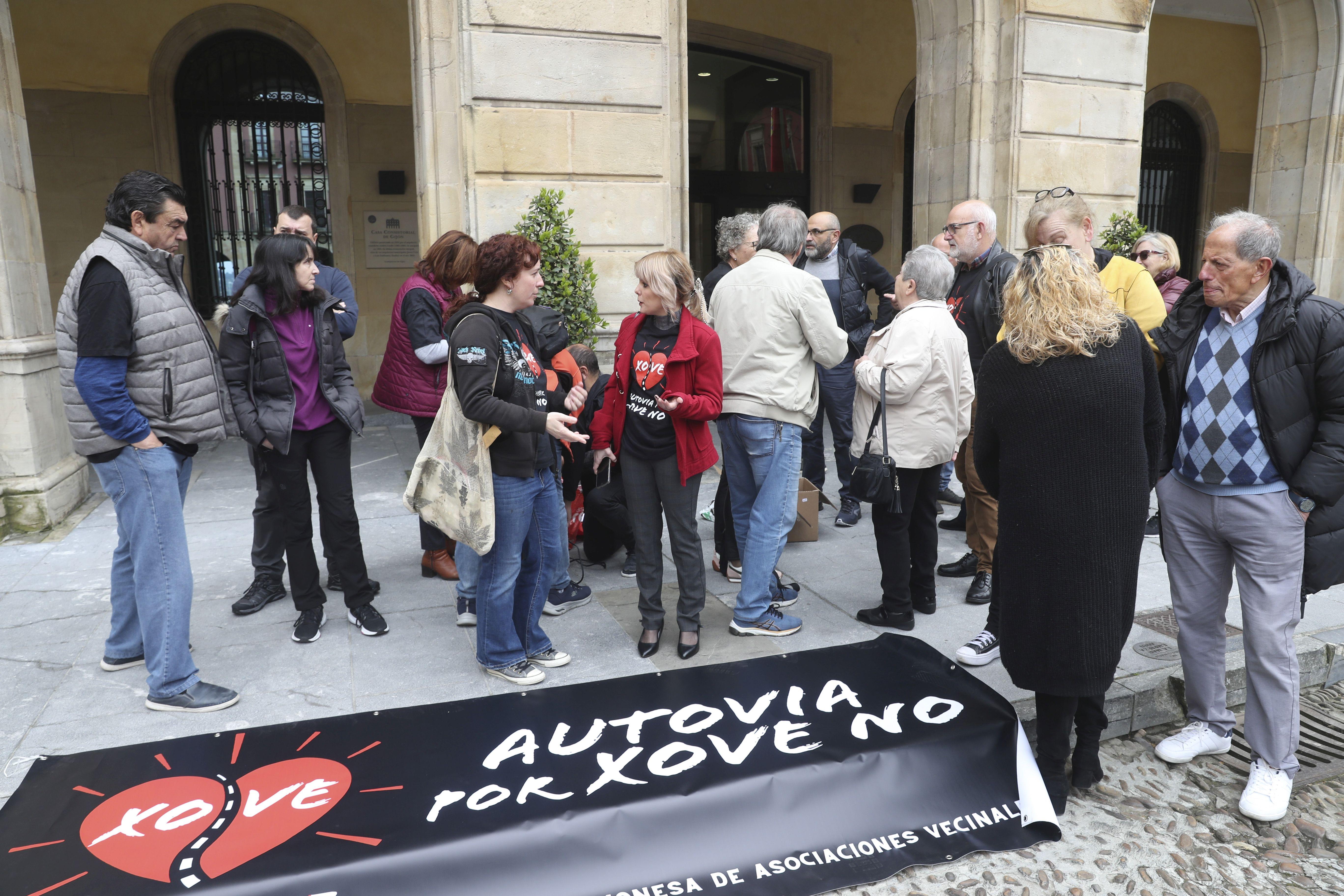 La concentración vecinal frente al Ayuntamiento de Gijón contra el vial de Jove en superficie