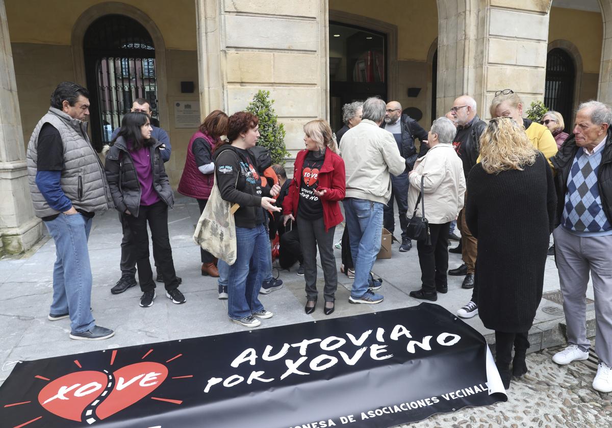 La concentración vecinal frente al Ayuntamiento de Gijón contra el vial de Jove en superficie