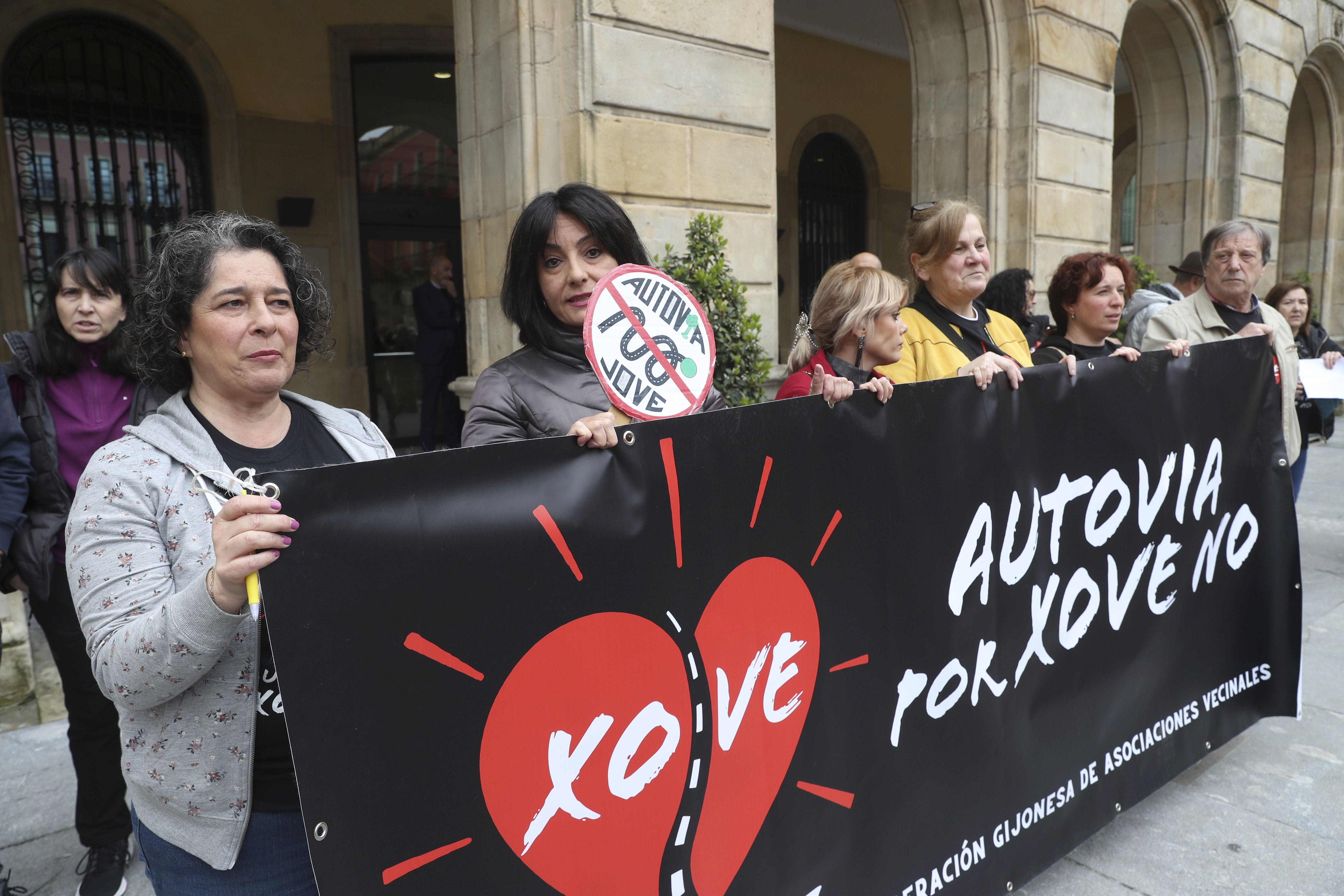 La concentración vecinal frente al Ayuntamiento de Gijón contra el vial de Jove en superficie