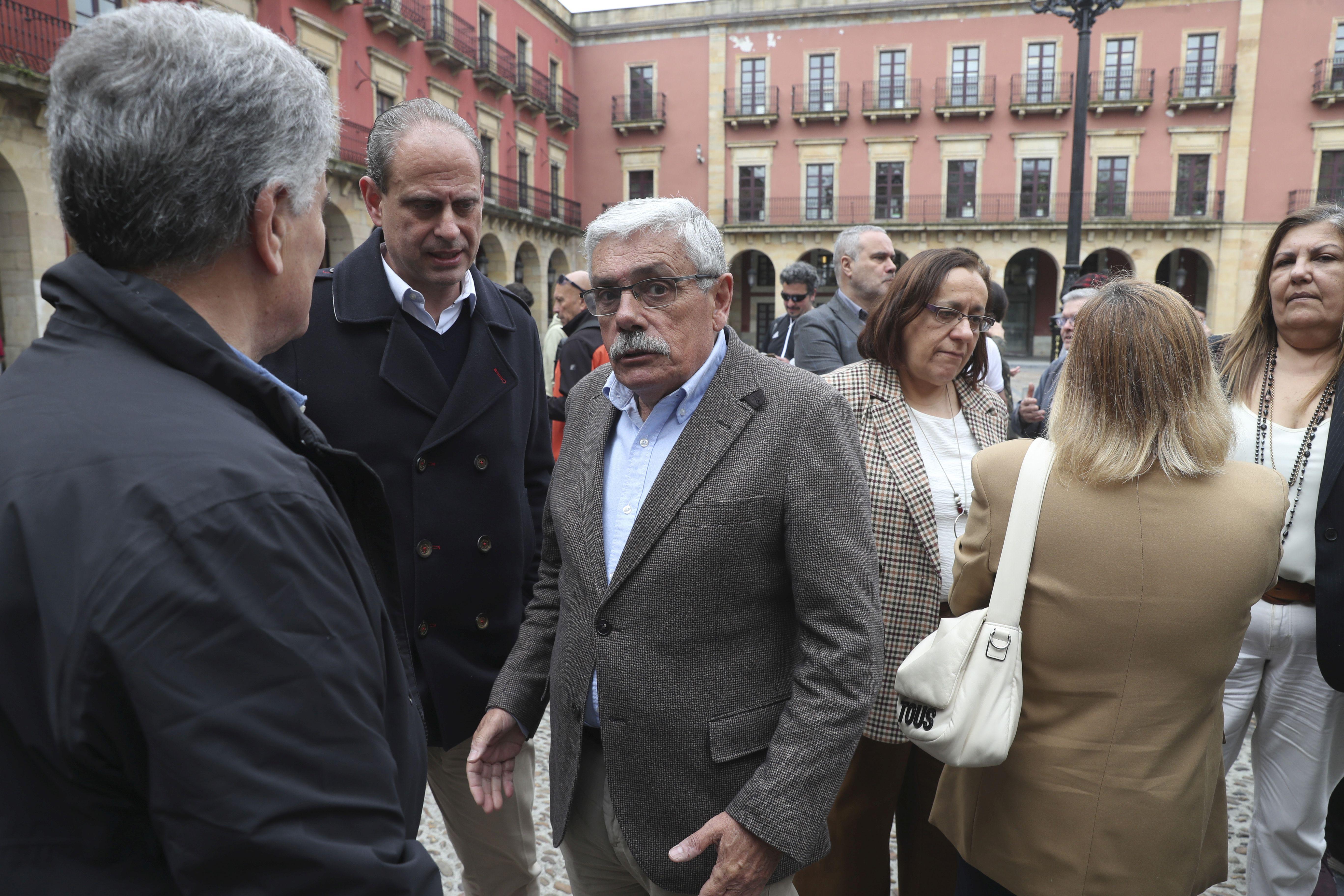 La concentración vecinal frente al Ayuntamiento de Gijón contra el vial de Jove en superficie