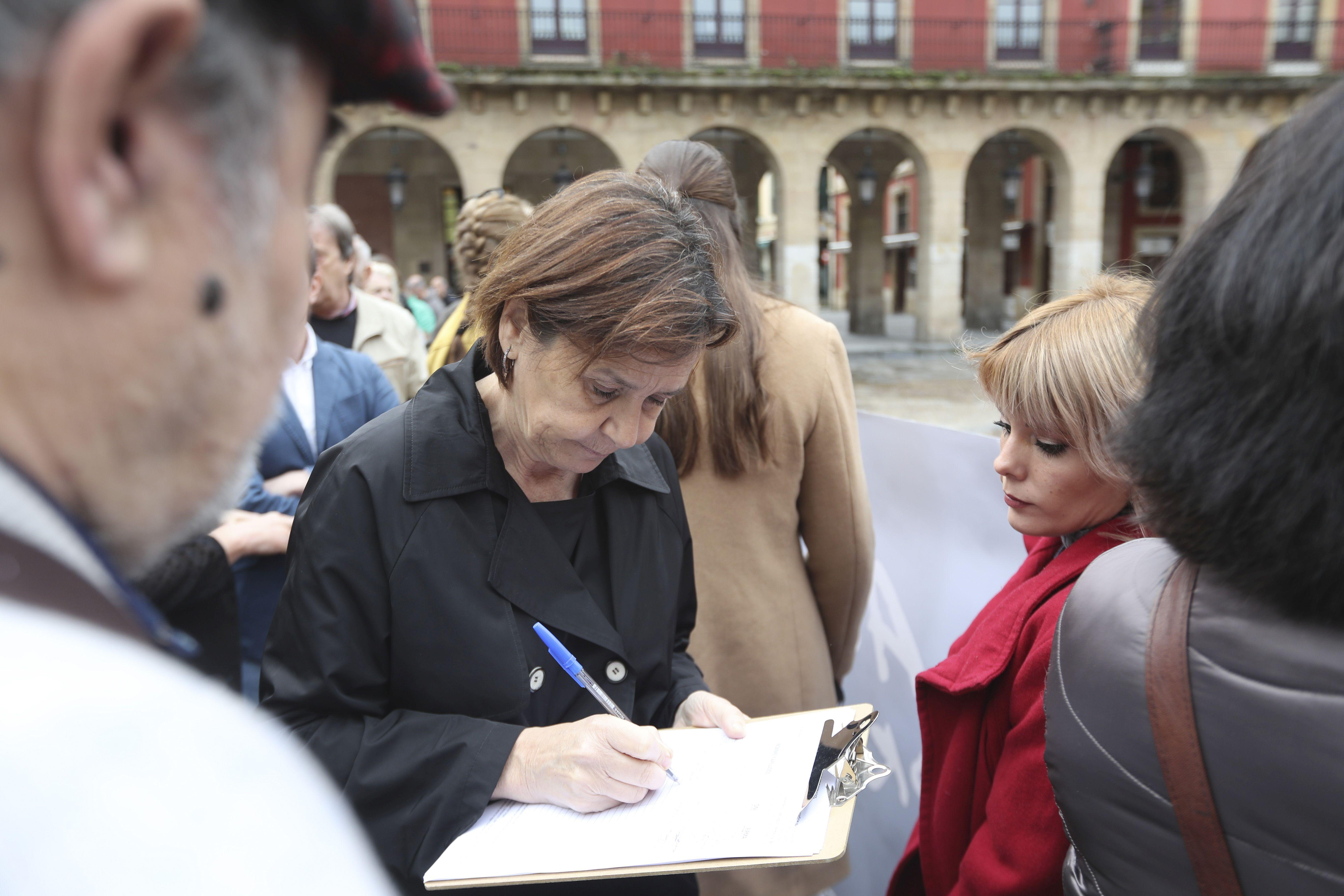 La concentración vecinal frente al Ayuntamiento de Gijón contra el vial de Jove en superficie