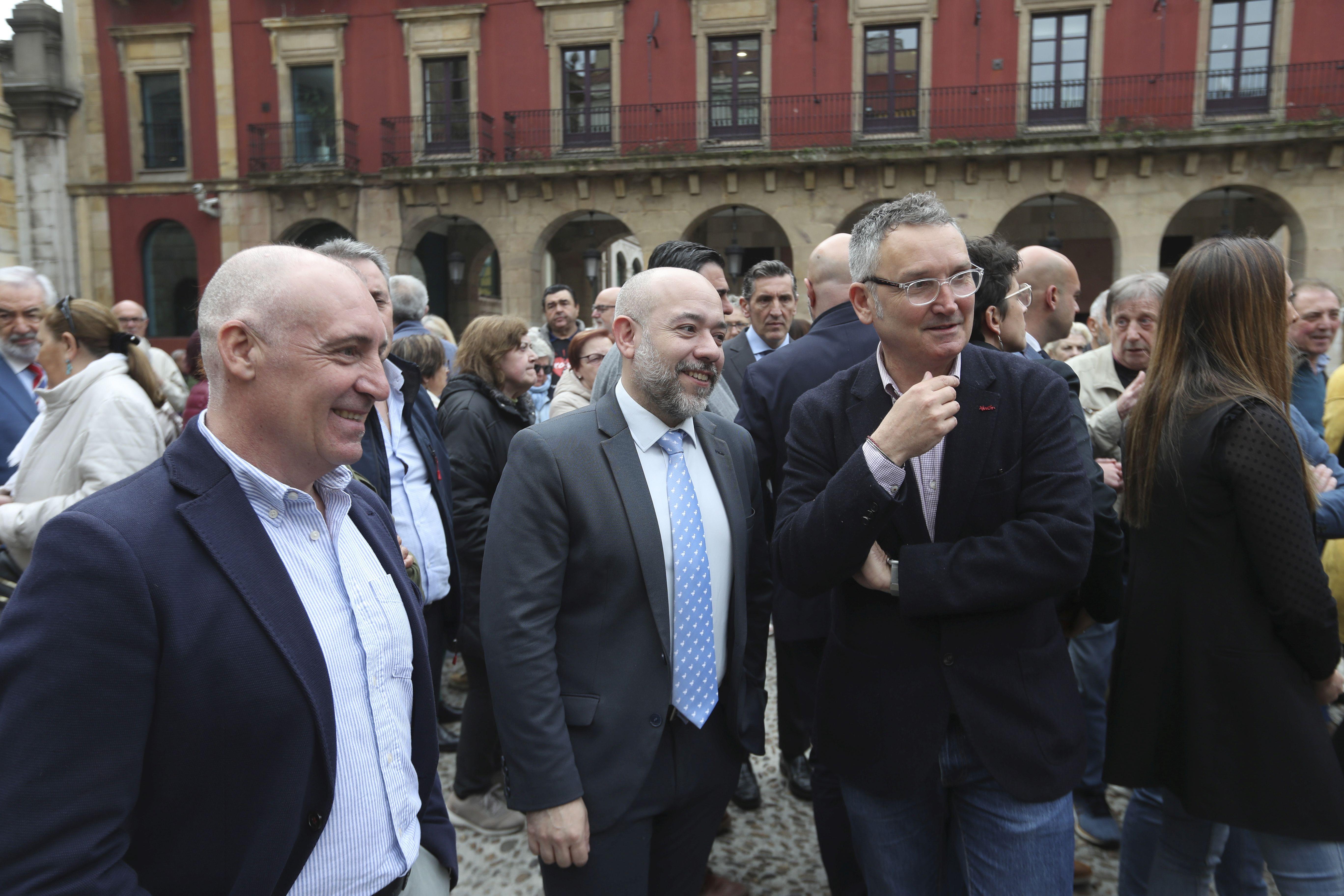 La concentración vecinal frente al Ayuntamiento de Gijón contra el vial de Jove en superficie