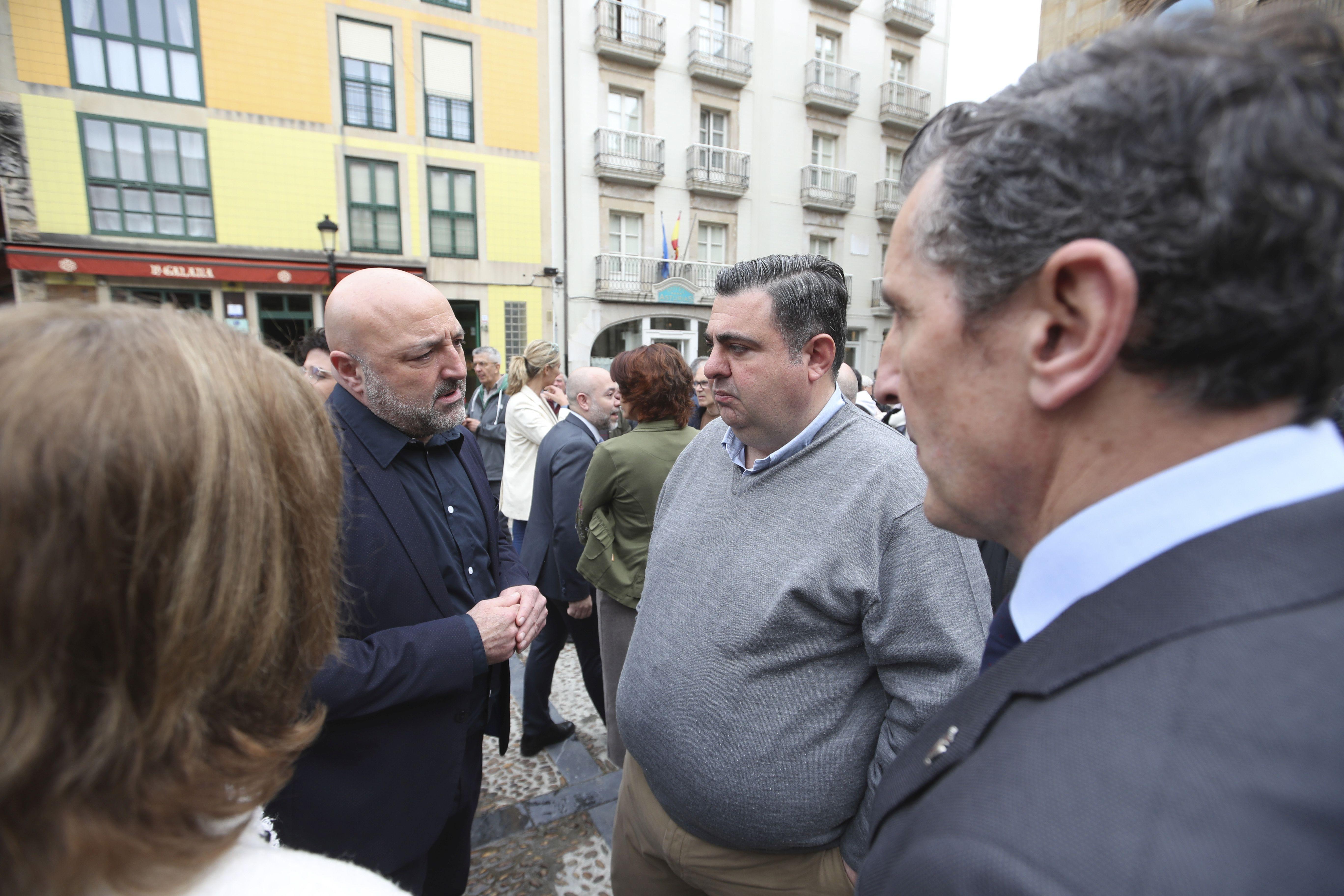 La concentración vecinal frente al Ayuntamiento de Gijón contra el vial de Jove en superficie