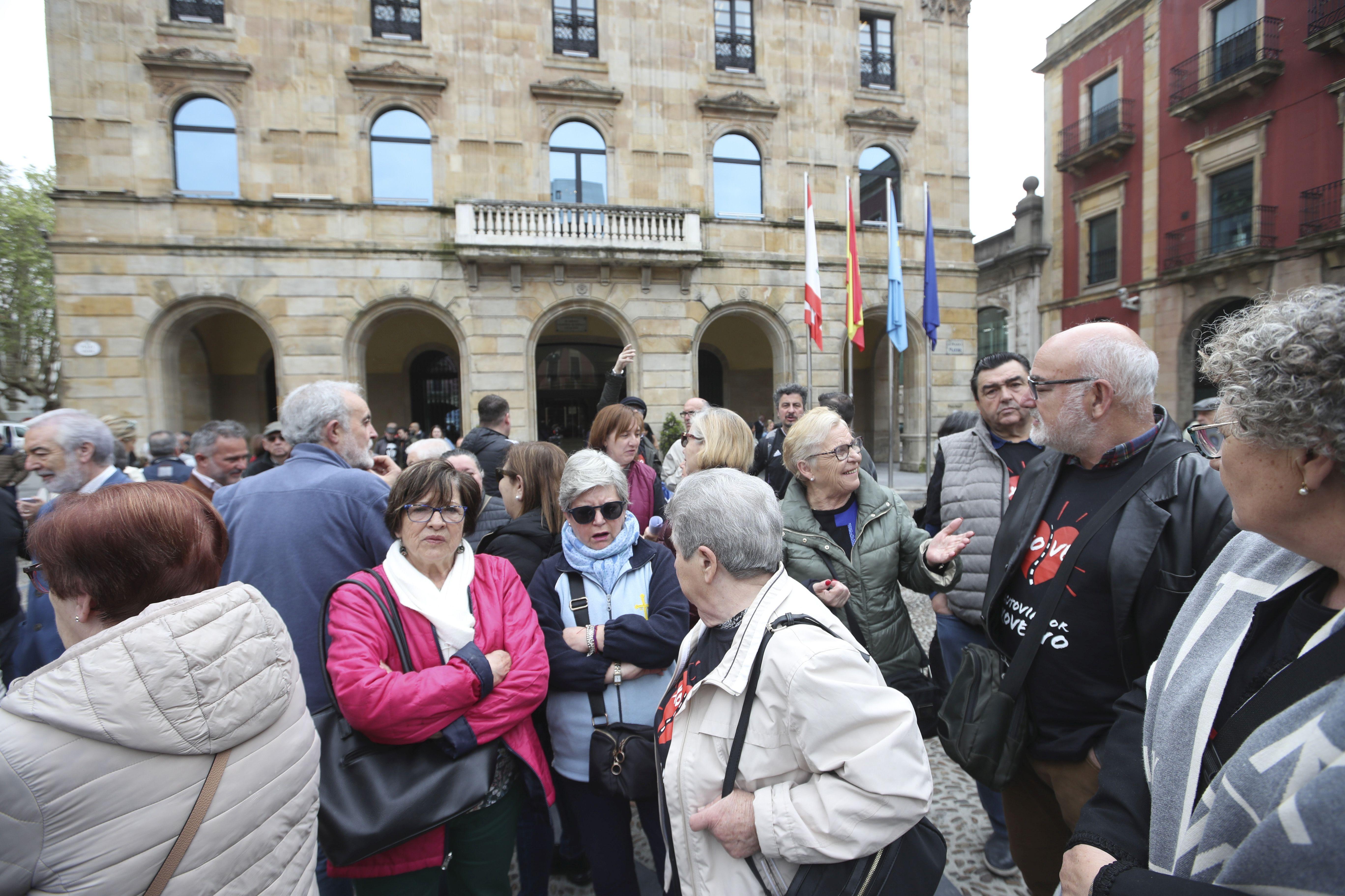 La concentración vecinal frente al Ayuntamiento de Gijón contra el vial de Jove en superficie