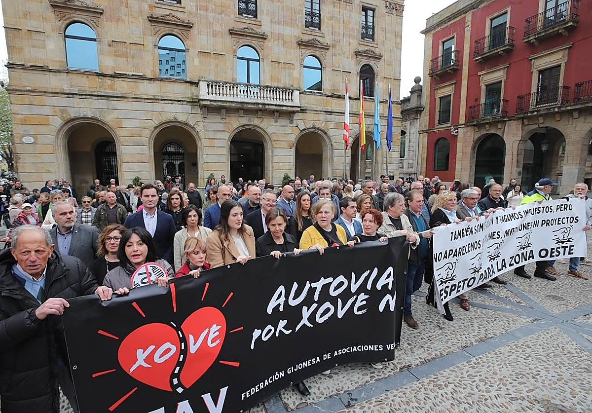 Protesta vecinal frente al Ayuntamiento de Gijón junto a toda la Corporación municipal.