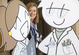 La mallorquina Teresa Bonnín abrió en la Laboral la jornada del Colegio de Farmacéuticos. En la imagen, con los personajes Fito y Nutri.