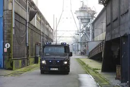 Un vehículo de la Policía Nacional recorre las instalaciones de Alu Ibérica en 2021.