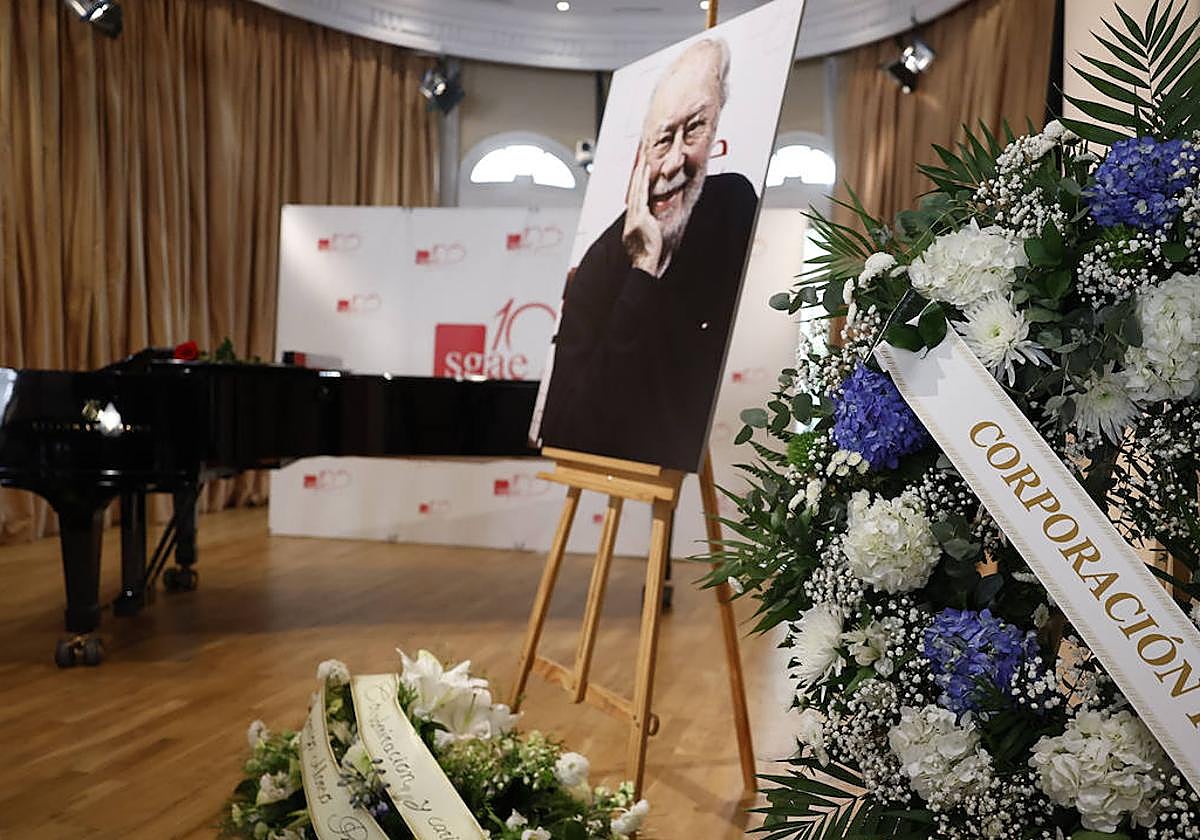 Coronas de flores durante la capilla ardiente del cineasta Jaime de Armiñán, en la sede de la SGAE.