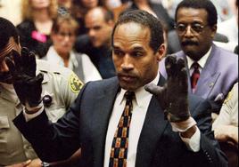 O. J. Simpson, durante el juicio, con los guantes que ayudaron a su absolución.