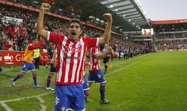 El rojiblanco, celebrando con la grada uno de sus goles en El Molinón, en la temporada 2013-2014.