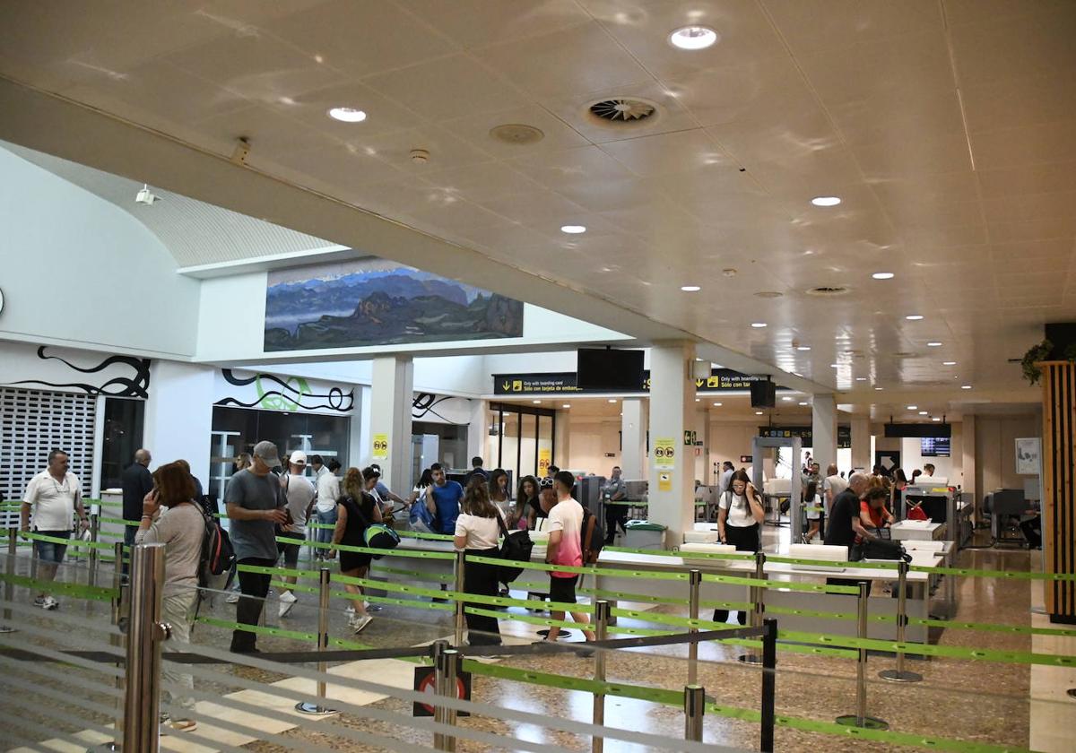 Pasajeros en el Aeropuerto de Asturias.