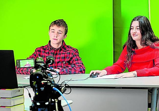 Los presentadores Adrián García y Paula Noriega.