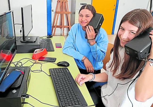 Dos alumnas durante la edición de su noticia.