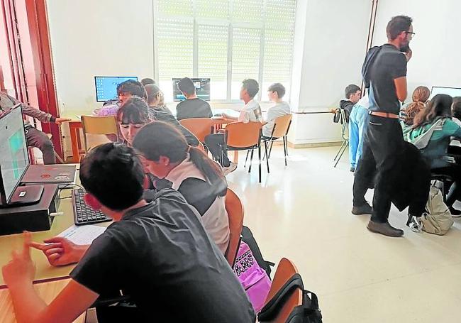 Trabajando durante el taller de edición de noticias.