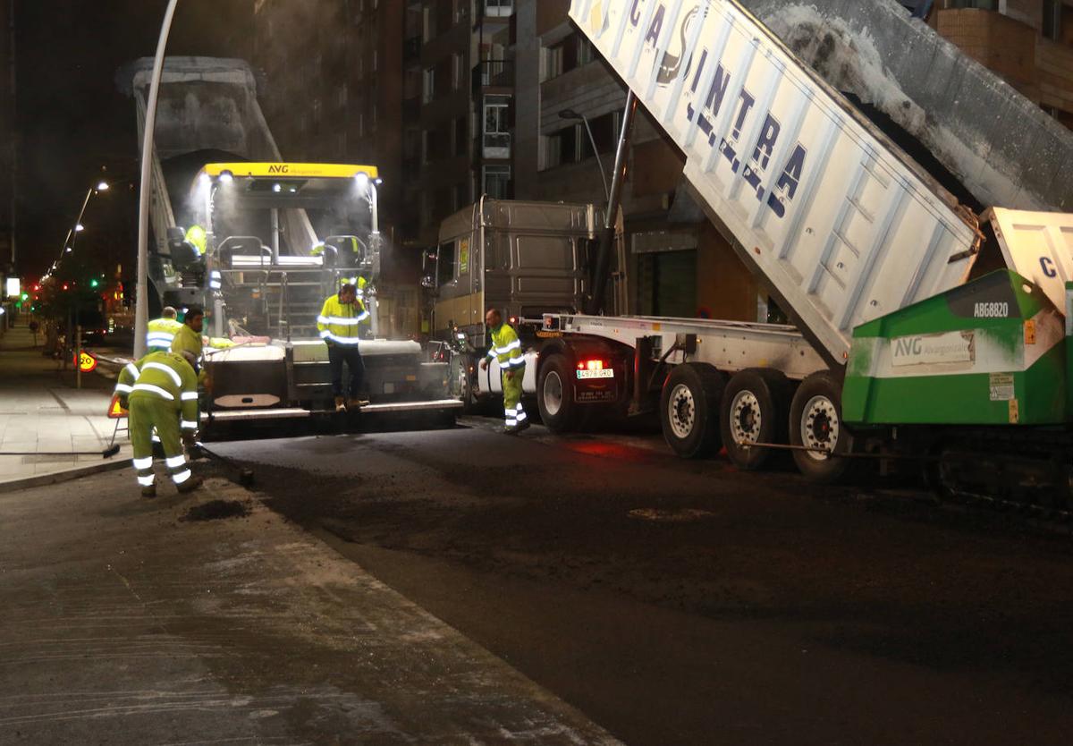 Trabajos nocturnos de asfaltado en Pablo Iglesias.