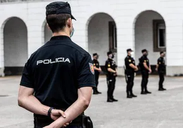 Un agente de la Policía Nacional en Oviedo.