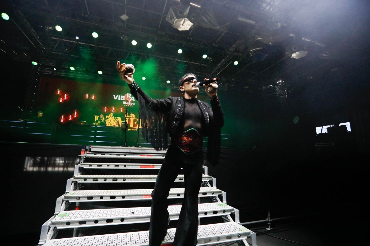 Rodrigo Cuevas dominó el escenario con una romería que puso a bailar a todos los asistentes.