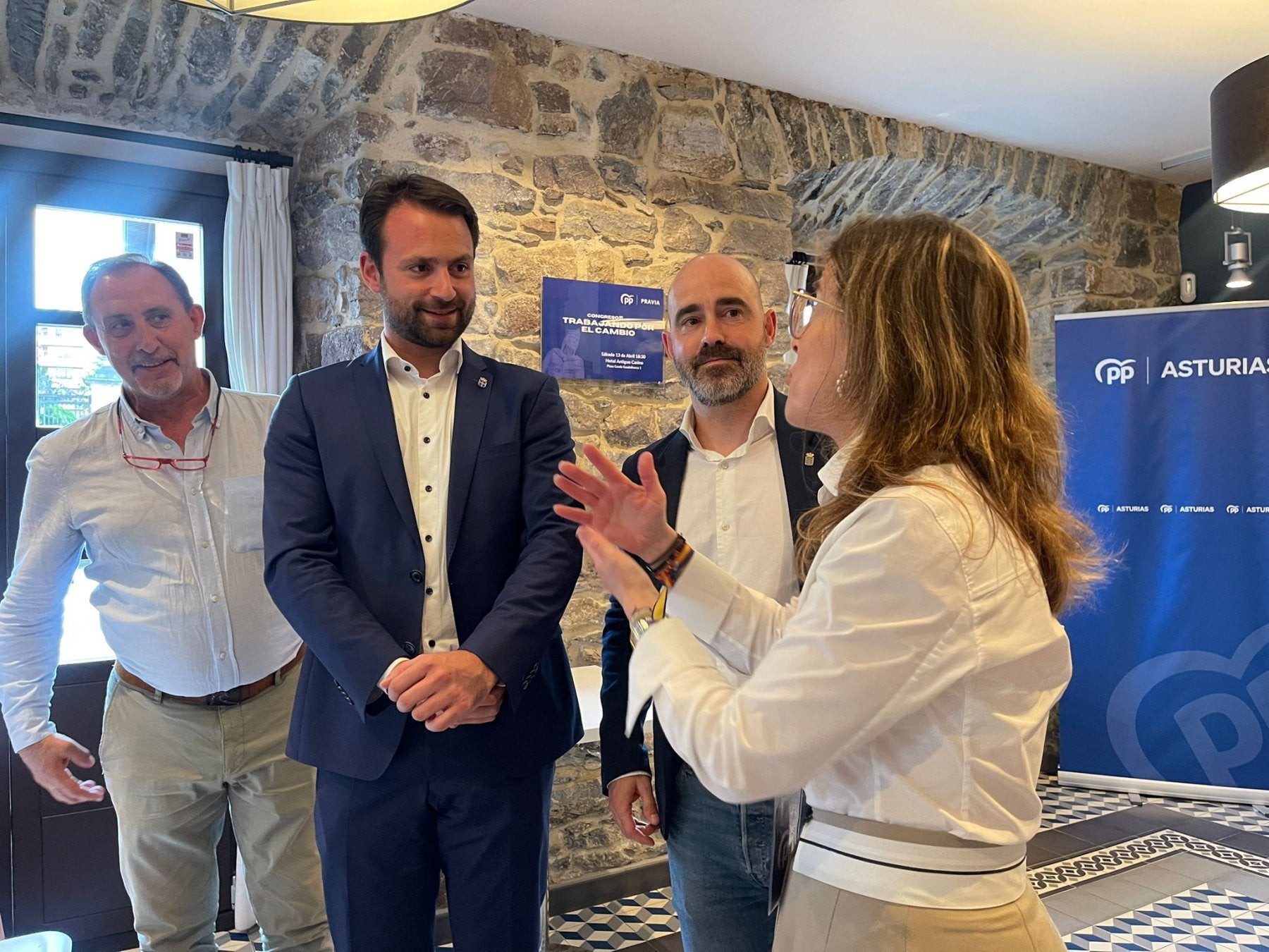 Morán, en el centro, junto a Queipo.