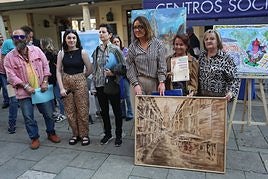 El jurado, con la ganadora de la obra premiada en Trascorrales.