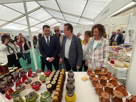 El alcalde de Salas, Sergio Hidalgo, y el consejero, Marcelino Marcos, en la Feria del Salmón de Salas.