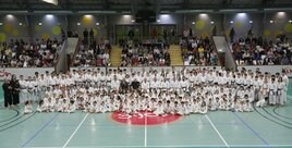 220 karatecas en el Memorial al maestro Kase