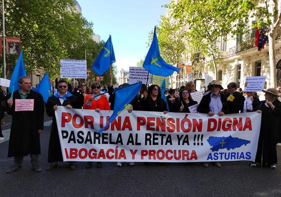 Abogados y procuradores asturianos participaron en la manifestación de este sábado en Madrid.