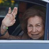La reina Sofía saluda a la prensa a su salida este sábado de la clínica Ruber Internacional de Madrid donde ha permanecido ingresada por cuatro días debido a una infección del tracto urinario.