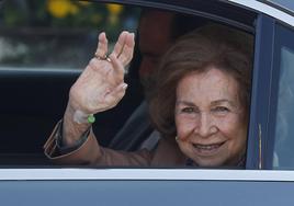 La reina Sofía saluda a la prensa a su salida este sábado de la clínica Ruber Internacional de Madrid donde ha permanecido ingresada por cuatro días debido a una infección del tracto urinario.