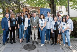 Beatriz Polledo, cuarta por la izquierda, junto a Juan Luis Berros, y el resto del equipo, ayer, en Siero.