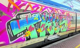 Nuevo acto vandálico en un tren: cubren de pintadas vagones de la línea Oviedo-El Entrego