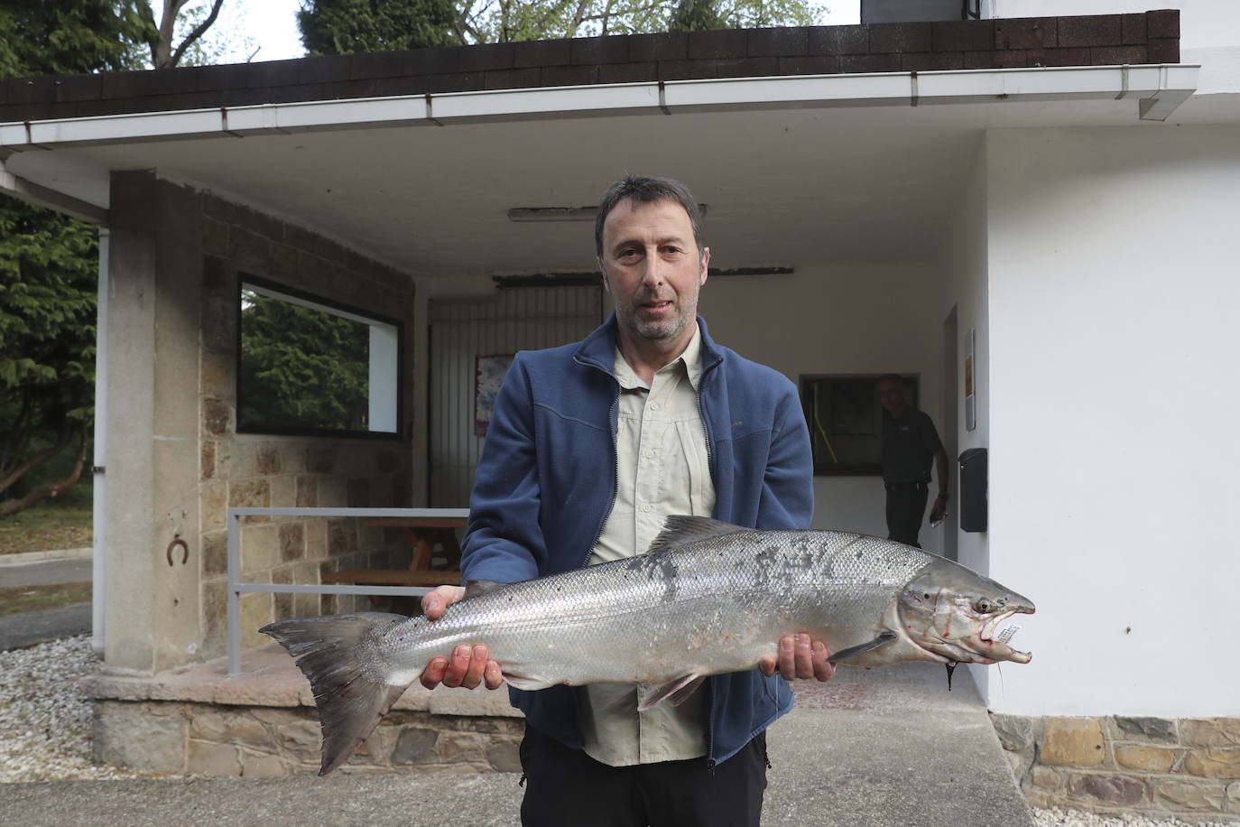 El campanu de Asturias sale en el río Narcea