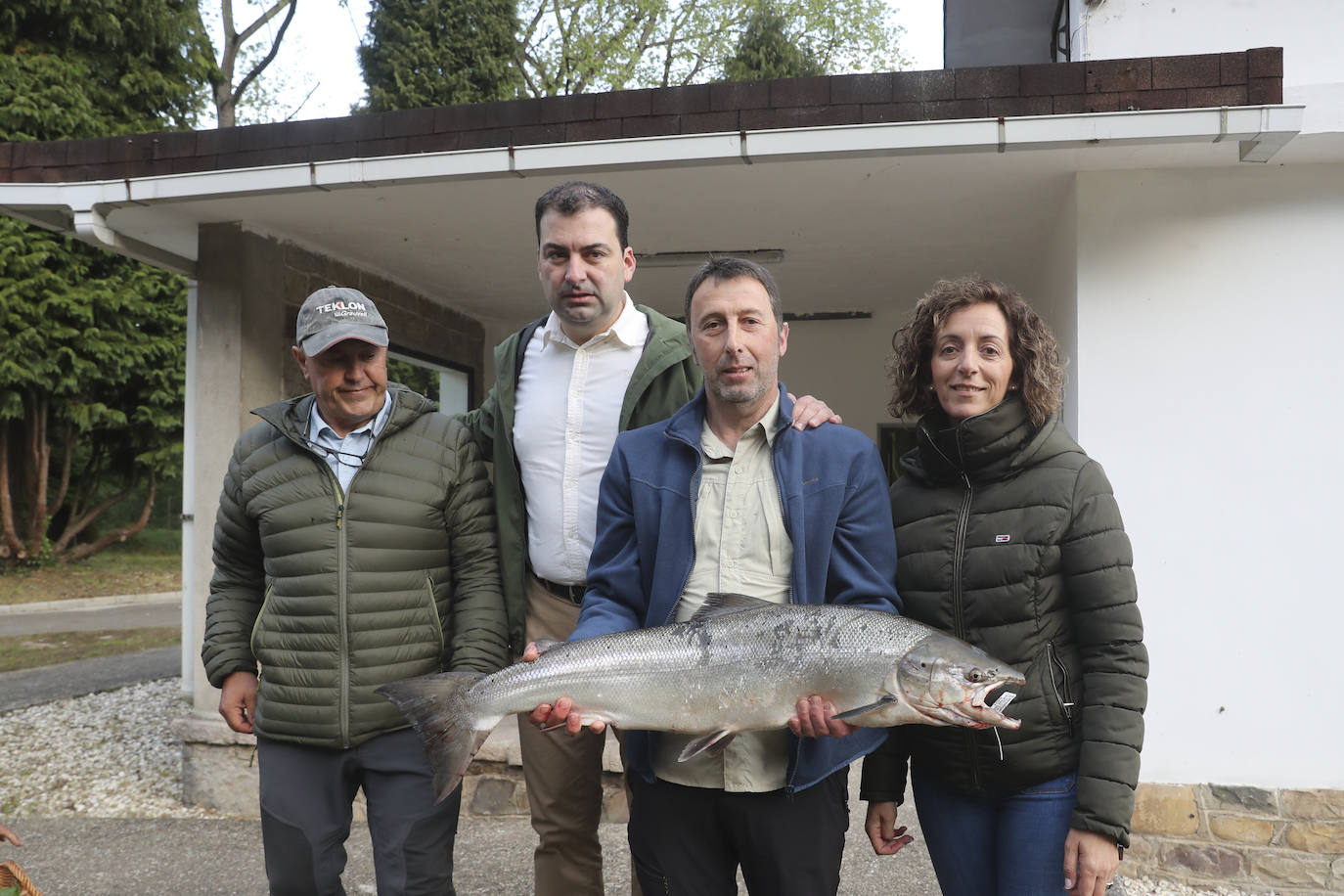 El campanu de Asturias sale en el río Narcea