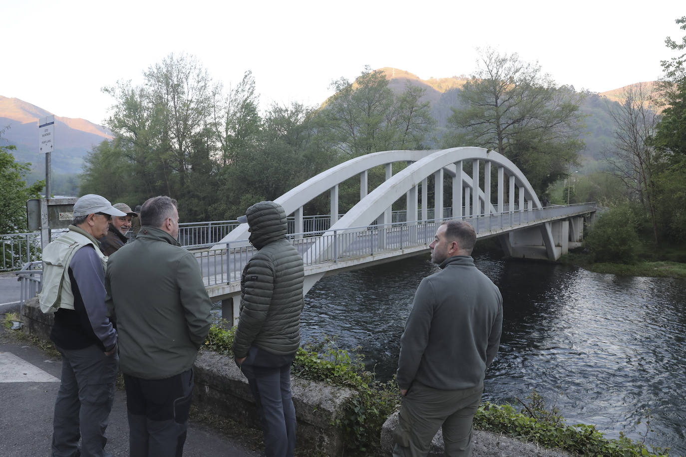 El campanu de Asturias sale en el río Narcea