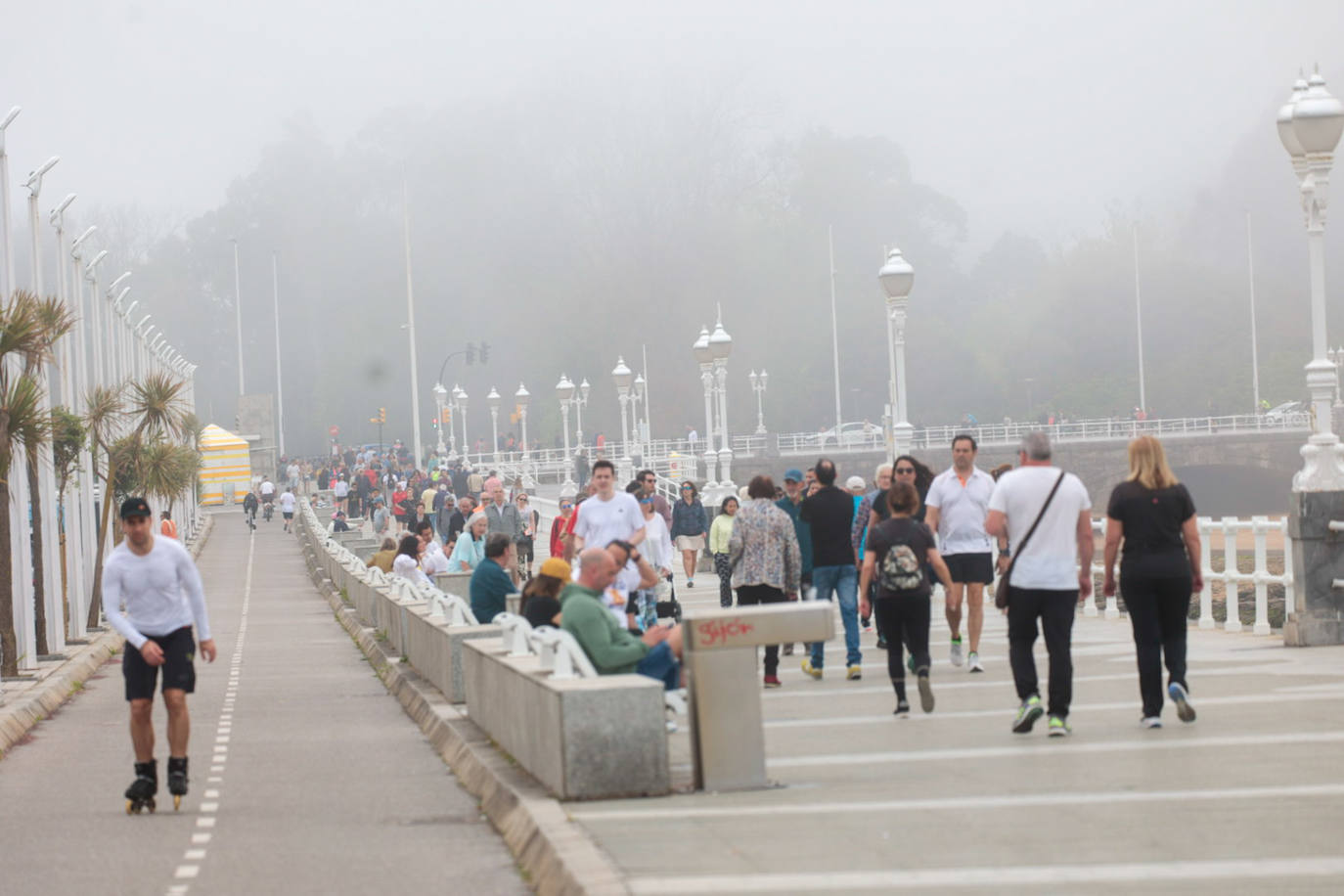 Gijón pasa de un día de sol y playa a una mañana siguiente de niebla