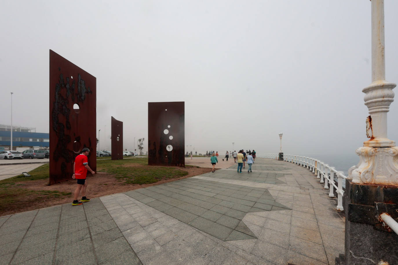 Gijón pasa de un día de sol y playa a una mañana siguiente de niebla